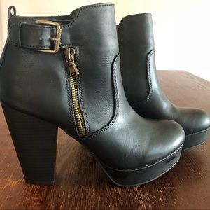 Material Girl Mraelyn Black Platform Boots!